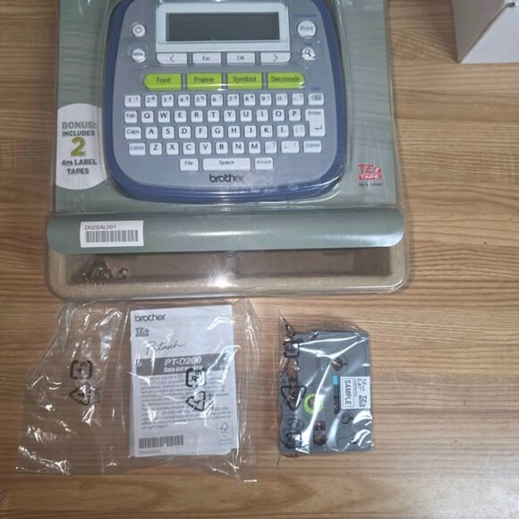 Like-New Brother P-Touch PT-D200G Label Maker with Original Box - Picture 7 of 11